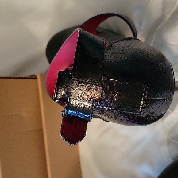 Gently Used Madeline Stuart 5" Blk heels. Blk straps w platform sole. Size 9. - Picture 3 of 7